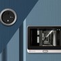 Videocitofono wireless Ezviz DP2C con telecamera e monitor su porta blu.