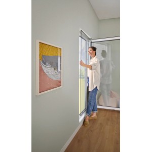 Donna che installa la zanzariera a telaio tesa® Insect Stop antracite. Zanzariera per finestre.