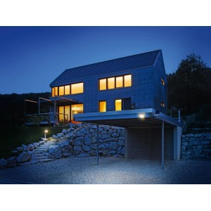 Casa illuminata con lampada solare da esterno a LED Steinel con rilevatore di movimento X Solar L-S bianca.