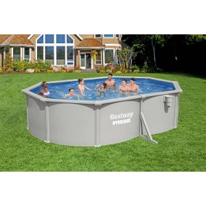 Piscina Bestway Hydrium con famiglia in giardino. Piscina con pareti in acciaio e scaletta.