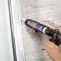 Applicazione di silicone t.b.t. con pistola per cartucce su telaio finestra.