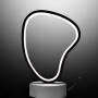 Moderna lampada da scrivania t.b.t. con elemento luminoso a LED di forma asimmetrica.