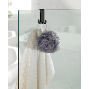 Wenko Doppio gancio doccia Vieste, acciaio inox, nero opaco, con asciugamano e spugna da bagno su parete doccia.