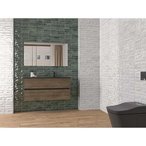 Bagno con rivestimento murale verde e bianco. Rivestimento murale e placchette.