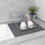 Wenko Miko tappetino scolapiatti in microfibra, grigio, con scolapiatti, tazze e piatti su un piano cucina.