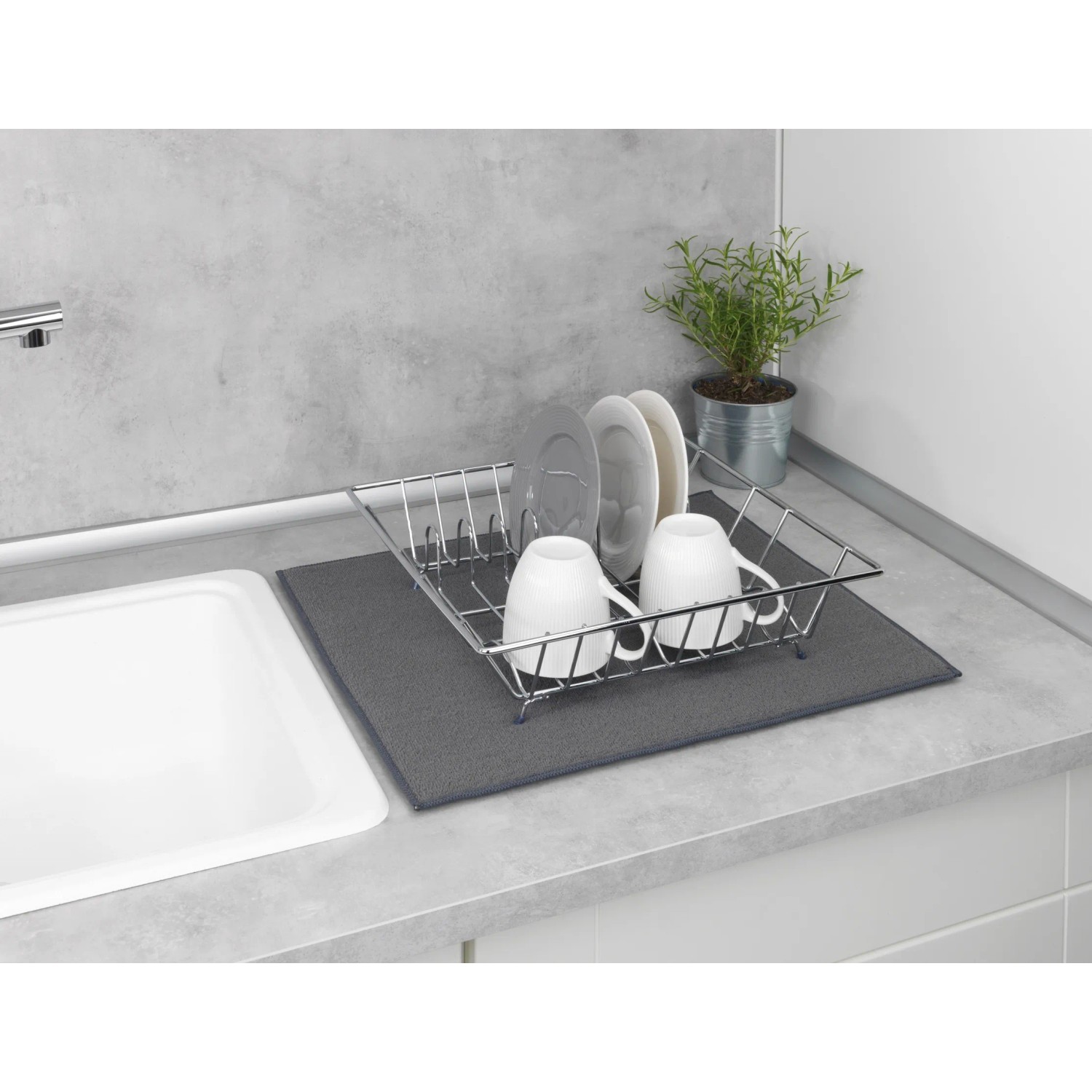 Wenko Miko tappetino scolapiatti in microfibra, grigio, con scolapiatti, tazze e piatti su un piano cucina.