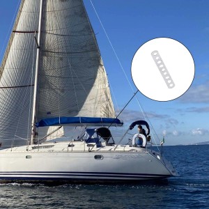 Dettaglio di un raccordo t.b.t. per barche, montato su una barca a vela.