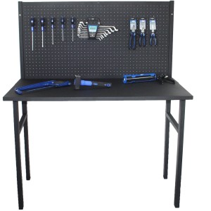 Banco da lavoro t.b.t. con attrezzi su pannello forato. Ideale per il fai da te.
