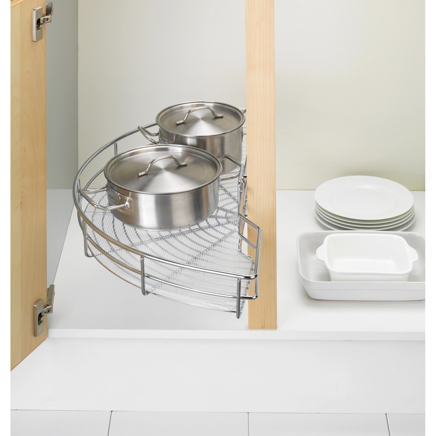 Tappetino antiscivolo trasparente Wenko (150x50cm) in armadio da cucina con pentole e stoviglie.