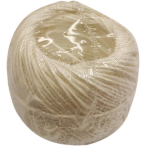 Ballot di spago bianco, avvolto in pellicola di plastica. Categoria: Funi e cordicelle varie.