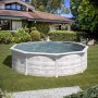 Piscina rotonda Gre Finlandia con effetto legno Nordic bianco, Ø 460 cm x 120 cm in giardino.