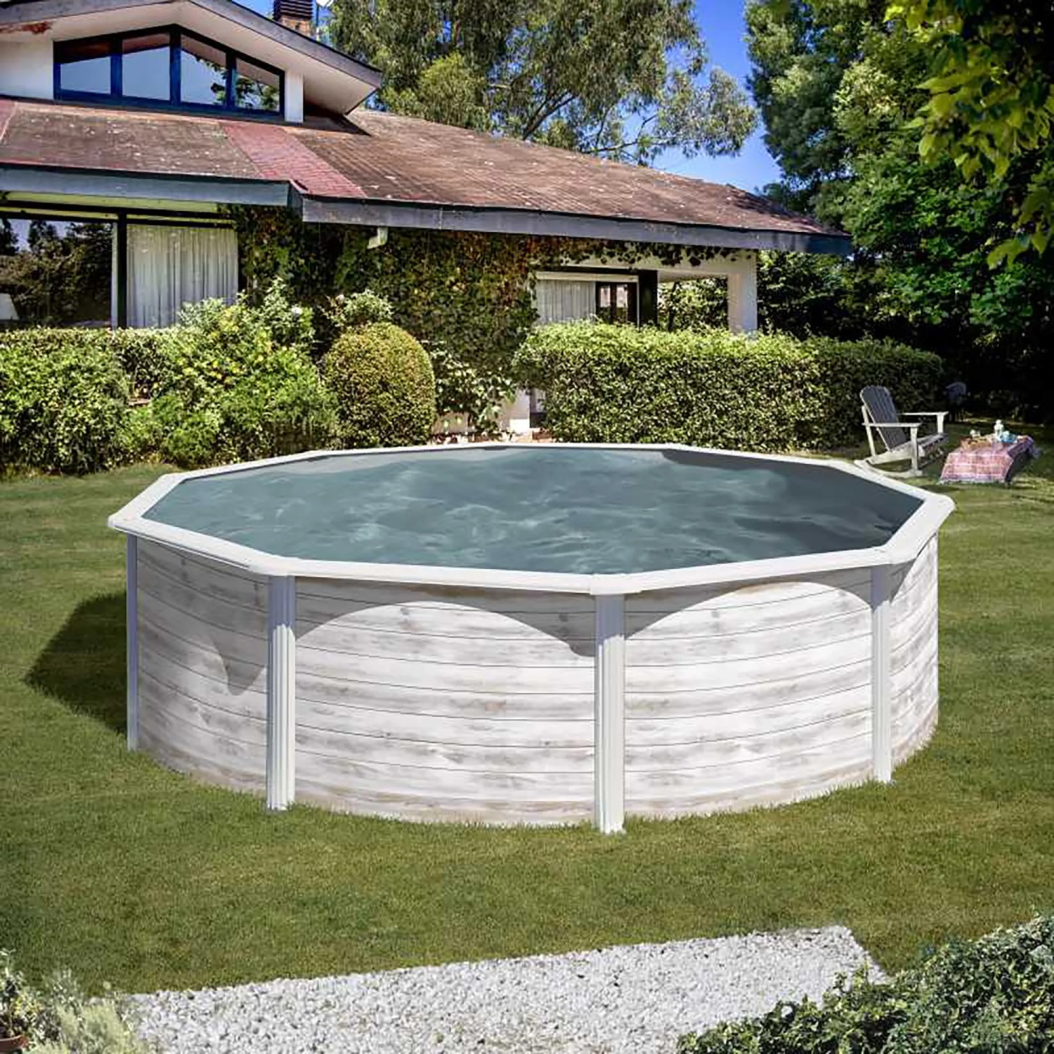 Piscina rotonda Gre Finlandia con effetto legno Nordic bianco, Ø 460 cm x 120 cm in giardino.