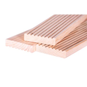 Listoni per pavimentazioni esterne in legno con superficie scanalata.