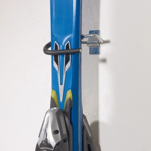 Portasci zincato a parete con sci per riporre in modo salvaspazio.