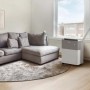 Climatizzatore split Midea PortaSplit Cool bianco-grigio in soggiorno con guarnizione per finestre.