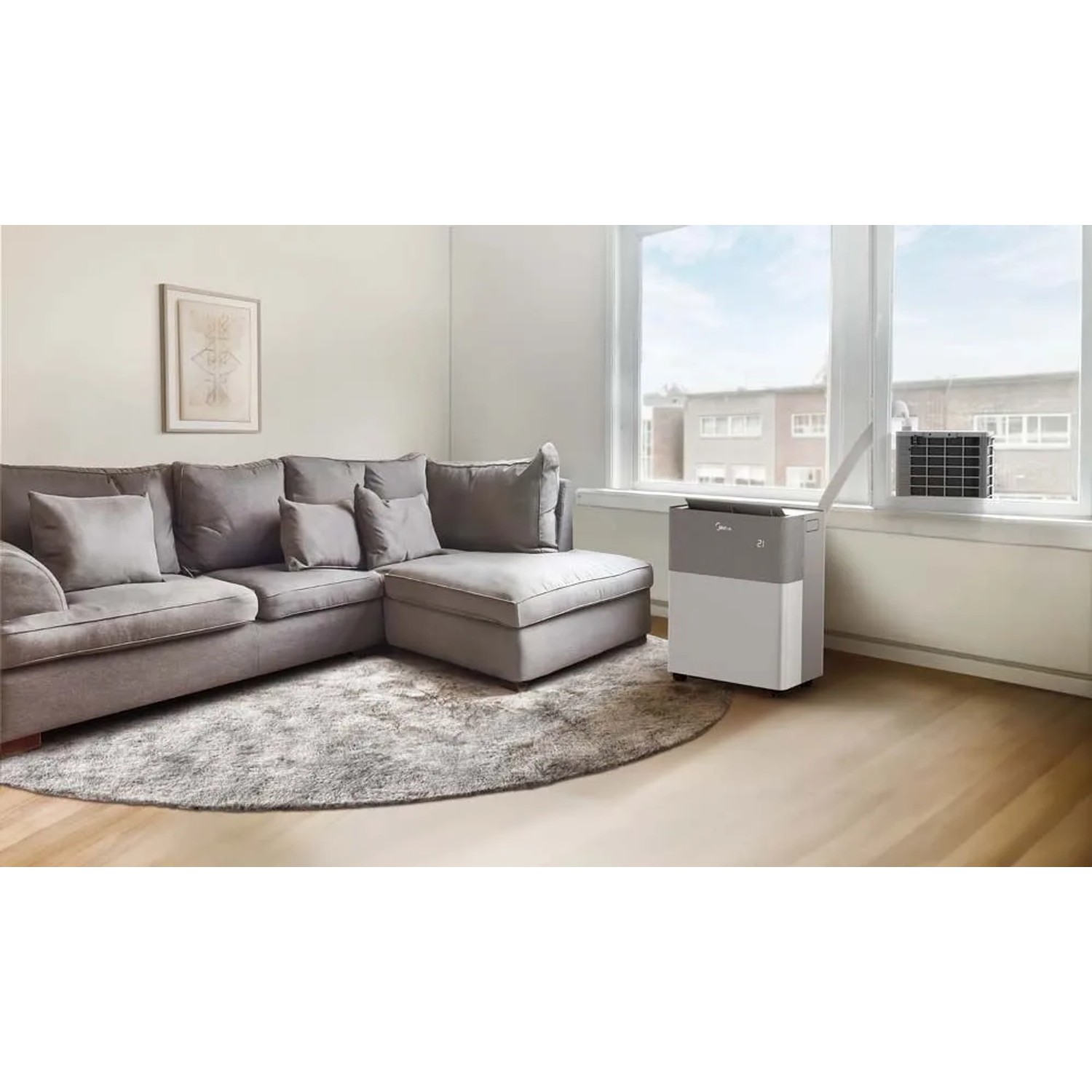 Climatizzatore split Midea PortaSplit Cool bianco-grigio in soggiorno con guarnizione per finestre.
