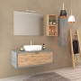 Bagno moderno con mobile lavabo, specchio e mensola in legno. Arredo bagno.