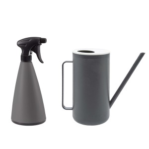 Spruzzino e annaffiatoio grigi per piante da interno.