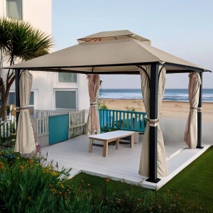 Gazebo beige con tende e tavolo su terrazza vista mare.