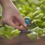 L'ugello a spruzzo Gardena 6 in 1 nel sistema micro-drip viene fissato a un tubo di alimentazione.