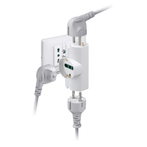 Adattatore multiplo con diversi cavi di alimentazione collegati.