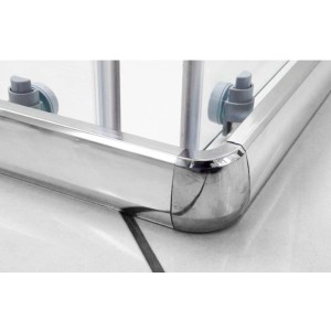 Dettaglio di un box doccia con telaio cromato e vetro trasparente.