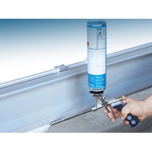 Pistola per schiuma PU LUX Professional durante l'applicazione di schiuma PU.