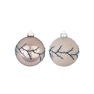 Due palline per albero di Natale beige e oro con decoro floreale.