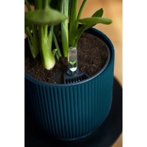 Vaso per fiori Elho Vibes Fold, Ø 18cm, blu intenso, con texture a coste e pianta.