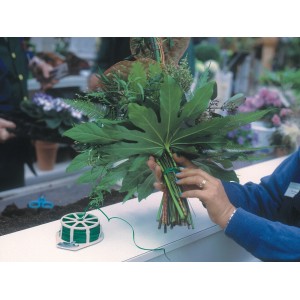 Utilizzo di filo piatto verde (Ø 0,4 mm, 50 m) per legare un bouquet di fiori.