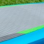Dettaglio: Tavola SUP Bestway Aqua Journey con rivestimento antiscivolo grigio, bordato di verde e blu.