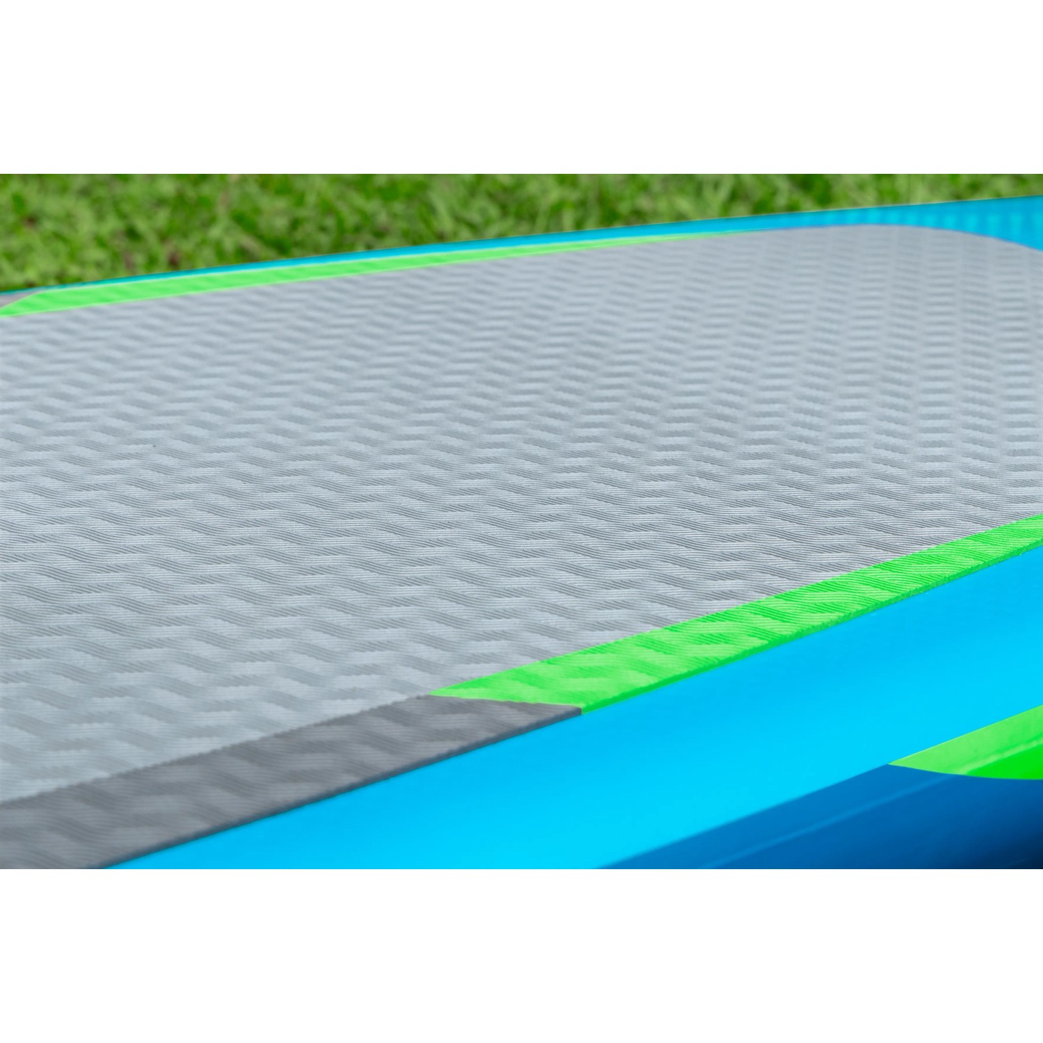 Dettaglio: Tavola SUP Bestway Aqua Journey con rivestimento antiscivolo grigio, bordato di verde e blu.