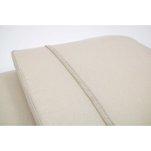 Dettaglio di un cuscino da esterno beige con cinturino.