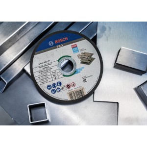 Disco da taglio Bosch Pro Stainless Steel and Metal, 125x1x22,23 mm, su superficie metallica.