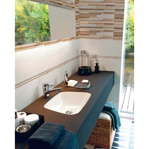 Bagno con piastrelle da rivestimento t.b.t. nei toni del beige e del marrone.