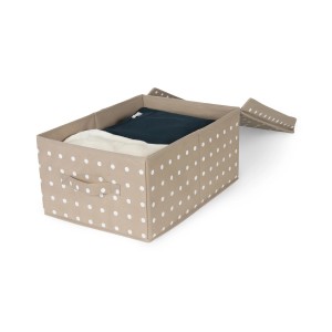 Scatola portaoggetti beige a pois bianchi con coperchio, piena di vestiti. Organizer per armadio.