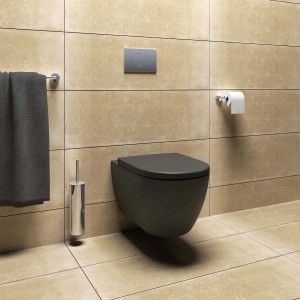 WC sospeso nero moderno (t.b.t.) su parete beige con accessori.
