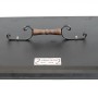 Copertura nera per accessori barbecue con manico in legno.