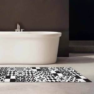 Tappeto da cucina con motivo a piastrelle bianche e nere davanti alla vasca.