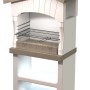 Barbecue in muratura con griglia e ripiani. Ideale per giardino e terrazza.