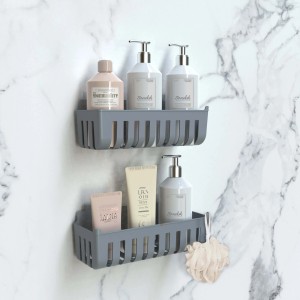 Mensole doccia grigie con prodotti da bagno su parete di marmo. Accessorio per doccia.