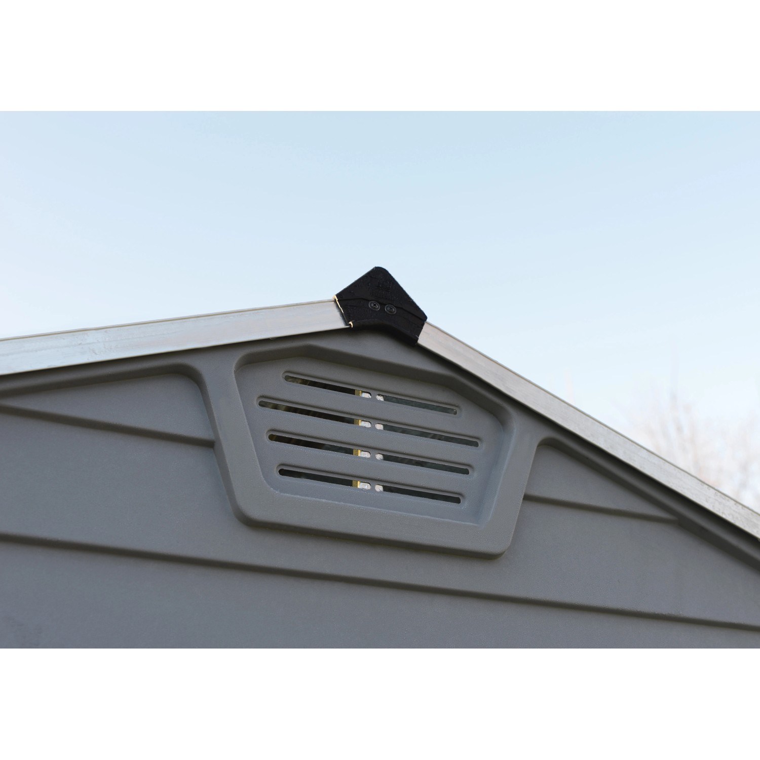 Dettaglio: Casetta da giardino grigia Palram Canopia Skylight con griglia di ventilazione.