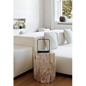 Moderna lampada da scrivania t.b.t. con design quadrato su un tavolo di legno in soggiorno.