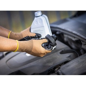 Guanti da montaggio taglia 8 utilizzati durante un cambio olio auto.