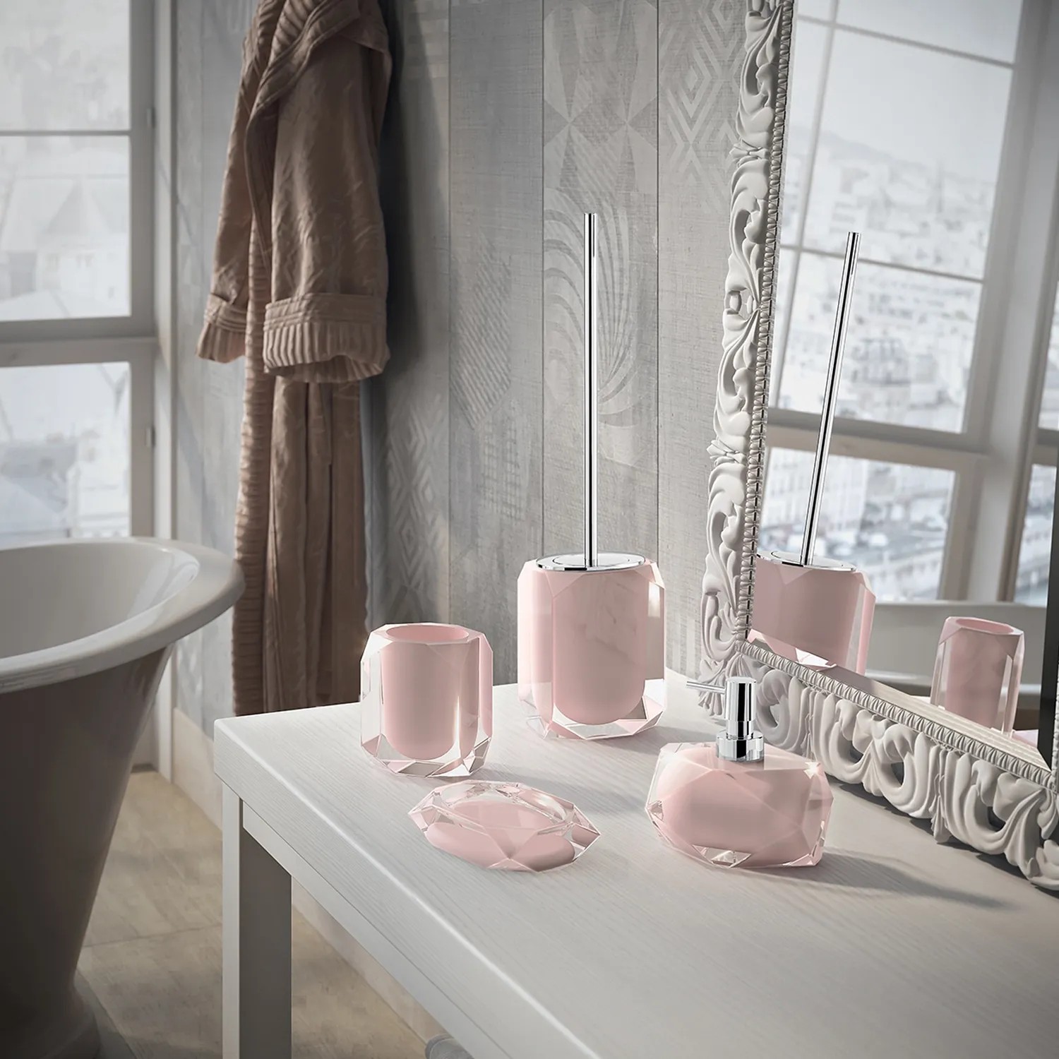 Set accessori bagno rosa: dispenser sapone, scopino WC, portasapone e bicchiere.