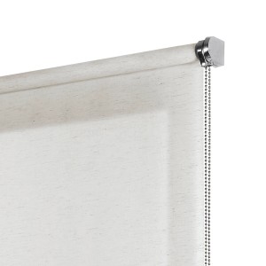 Dettaglio della tenda a rullo t.b.t. di colore chiaro con comando a catena.