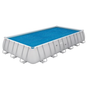 Piscina rettangolare con telo di copertura blu. Categoria: Teli per piscina.
