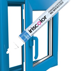 Pennarello ritocco blu iriscolor per riparazioni colore su telaio finestra blu.