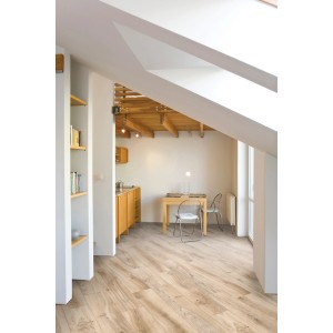 Spazioso soggiorno luminoso con piastrelle per pavimenti t.b.t. effetto legno. Ideale per un ambiente moderno.