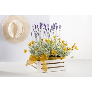 Cesto di fiori con lavanda e fiori gialli, decorato con nastro. Contenitore decorativo.